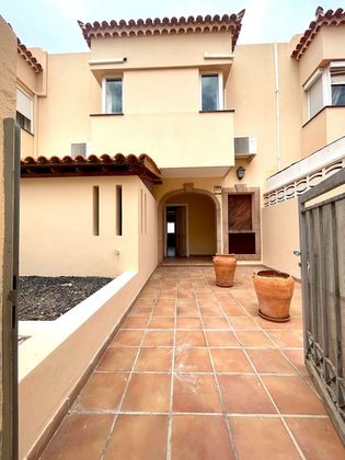 Foto 1 de Venta de casa en urbanización Torviscas de 3 habitaciones con terraza y piscina