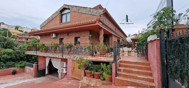 Foto 2 de Casa adosada en venta en Roc Blanc de 3 habitaciones con terraza y piscina