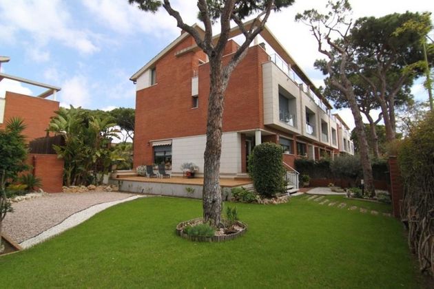 Foto 1 de Casa adosada en venta en Gavà Mar de 3 habitaciones con terraza y piscina