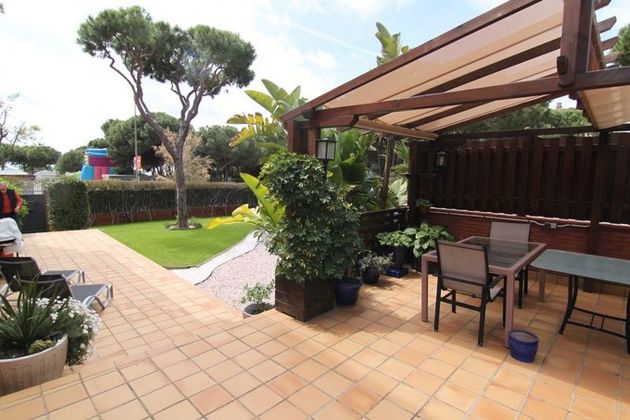 Foto 2 de Casa adosada en venta en Gavà Mar de 3 habitaciones con terraza y piscina