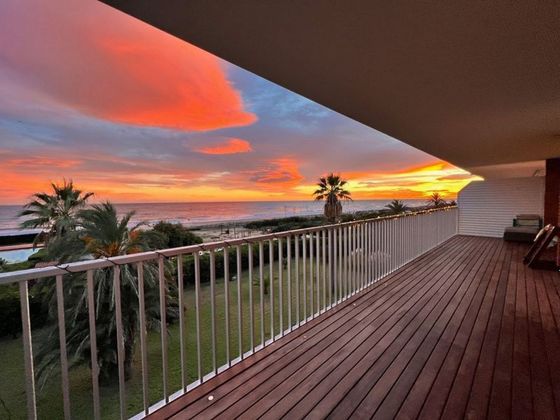 Foto 1 de Ático en venta en Gavà Mar de 3 habitaciones con terraza y piscina