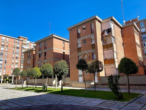 Foto 2 de Pis en venda a Huerta del Rey de 3 habitacions amb balcó i calefacció