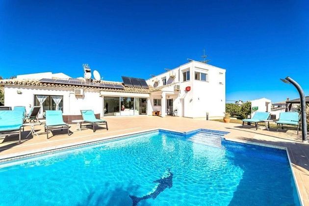 Foto 1 de Chalet en venta en El Faro de Calaburra - Chaparral de 6 habitaciones con terraza y piscina