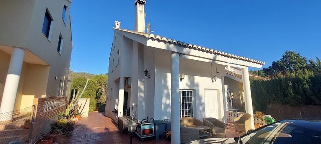 Foto 2 de Venta de casa en Los Monasterios-Alfinach de 4 habitaciones con terraza y piscina