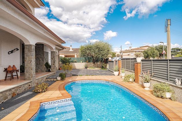 Foto 1 de Casa en venda a Palau-solità i Plegamans de 4 habitacions amb terrassa i piscina