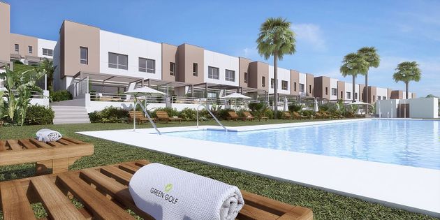 Foto 1 de Venta de casa adosada en Estepona Oeste - Valle Romano - Bahía Dorada de 3 habitaciones con terraza y piscina