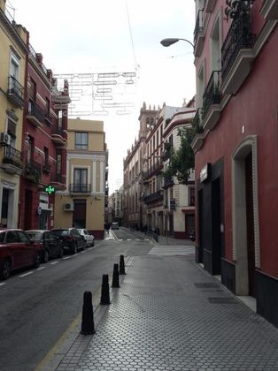 Foto 2 de Casa adossada en venda a Feria-Alameda de 5 habitacions amb terrassa i balcó