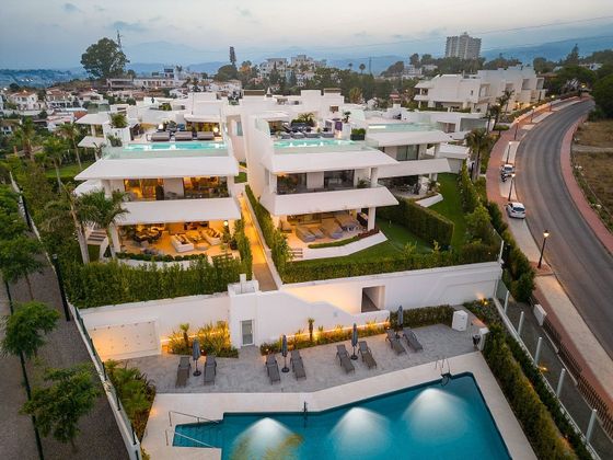 Foto 1 de Casa en venda a calle Nva Andaluc de 4 habitacions amb terrassa i piscina