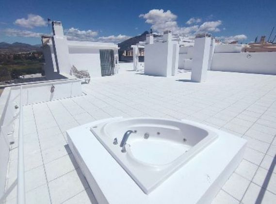 Foto 2 de Àtic en lloguer a calle Antonio El Bailarín de 4 habitacions amb terrassa i piscina