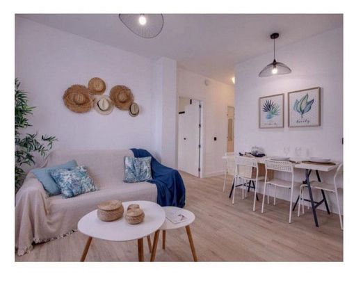 Foto 1 de Casa en lloguer a calle Estepona de 5 habitacions amb terrassa i piscina