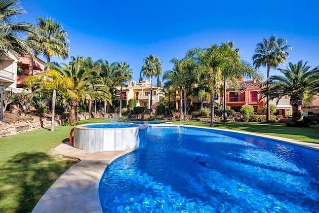 Foto 2 de Casa adossada en venda a calle Marbella de 3 habitacions amb terrassa i piscina