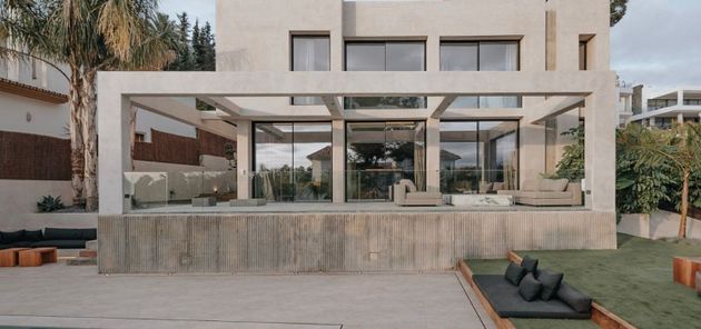 Foto 1 de Casa en alquiler en Nueva Andalucía centro de 5 habitaciones con terraza y piscina