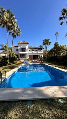 Foto 1 de Casa en alquiler en calle Narciso de 6 habitaciones con terraza y piscina