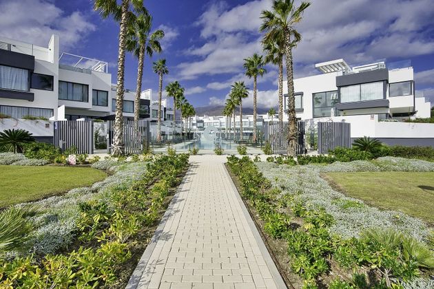 Foto 2 de Chalet en alquiler en urbanización Isabel Garden de 5 habitaciones con terraza y piscina