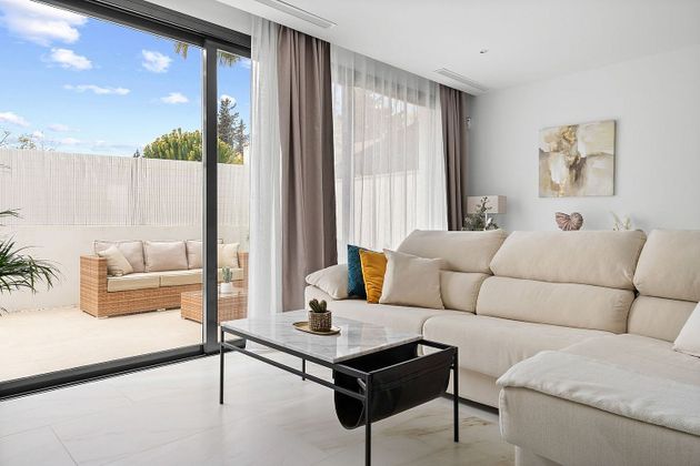 Foto 1 de Casa adosada en venta en urbanización Los Naranjos de Marbella de 3 habitaciones con terraza y piscina