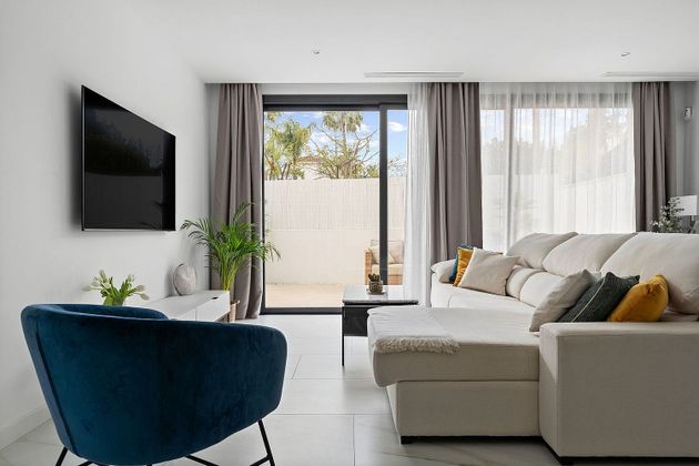 Foto 2 de Casa adossada en venda a urbanización Los Naranjos de Marbella de 3 habitacions amb terrassa i piscina
