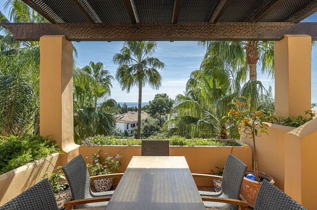 Foto 1 de Alquiler de ático en urbanización Marbellamar de 2 habitaciones con terraza y piscina