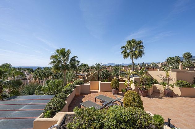 Foto 2 de Àtic en lloguer a urbanización Marbellamar de 2 habitacions amb terrassa i piscina