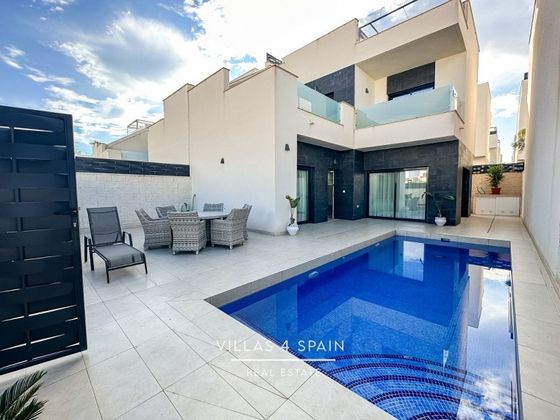 Foto 1 de Casa en venta en Rojales de 3 habitaciones con piscina y jardín