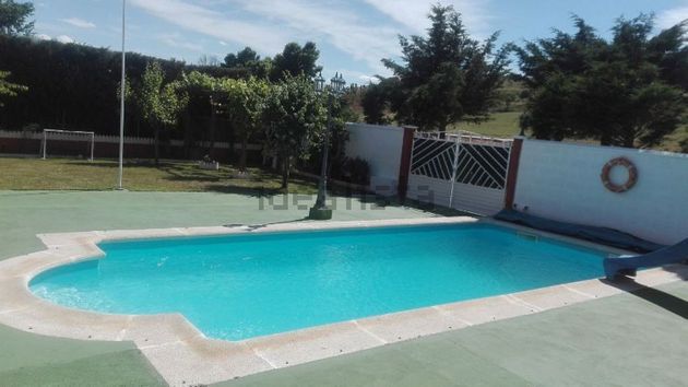 Foto 2 de Chalet en venta en Villamañán de 5 habitaciones con terraza y piscina