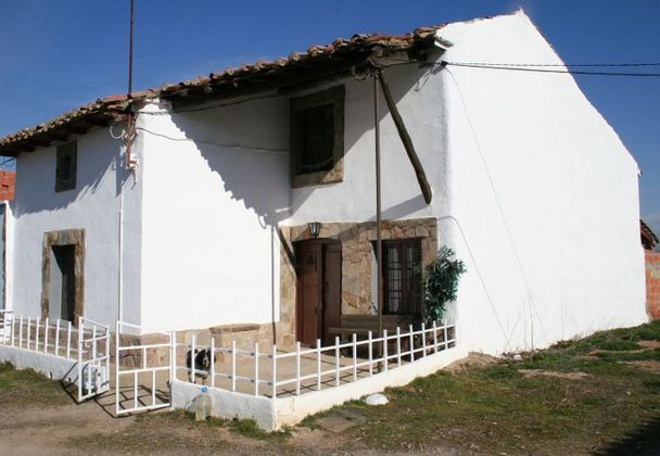 Foto 2 de Casa en venda a Laguna de Negrillos de 3 habitacions amb jardí