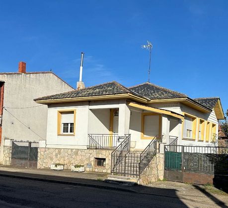 Foto 2 de Xalet en venda a Llamas de la Ribera de 5 habitacions amb terrassa i garatge