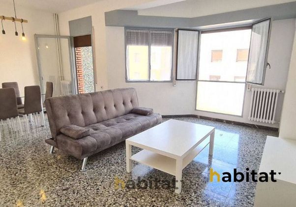 Foto 1 de Alquiler de piso en Eixample de 5 habitaciones con terraza y muebles