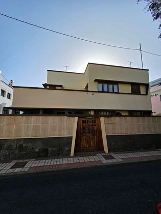 Foto 2 de Venta de chalet en calle Domingo Rivero de 5 habitaciones con terraza y garaje