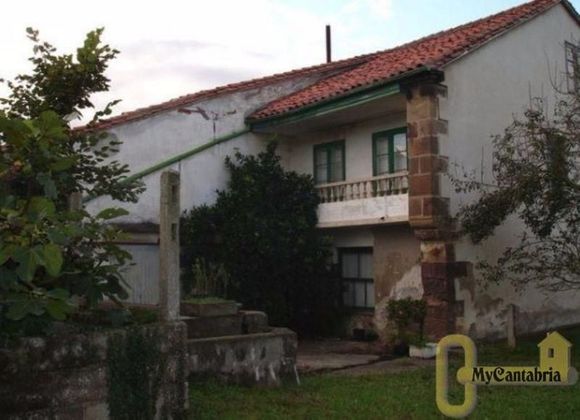 Foto 1 de Casa en venda a Escobedo de 9 habitacions amb terrassa i jardí