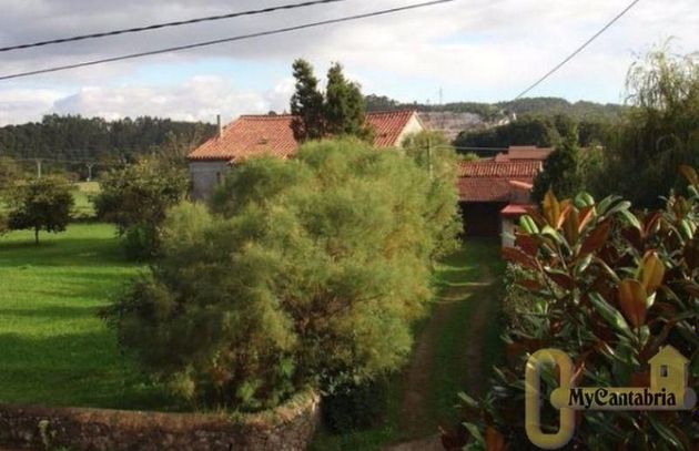 Foto 2 de Casa en venda a Escobedo de 9 habitacions amb terrassa i jardí