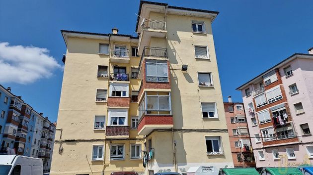 Foto 1 de Venta de piso en calle Valle de Valderredible de 3 habitaciones con terraza