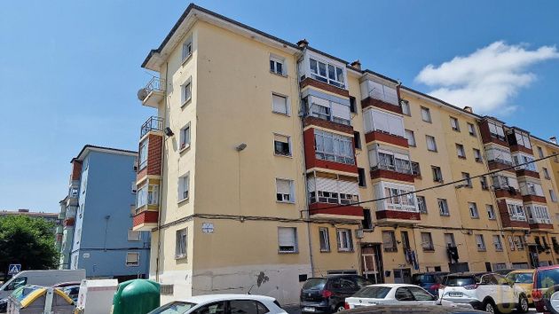 Foto 2 de Pis en venda a calle Valle de Valderredible de 3 habitacions amb terrassa
