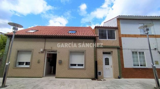 Foto 2 de Casa adosada en venta en Pobra do Caramiñal (A) de 4 habitaciones con terraza y jardín