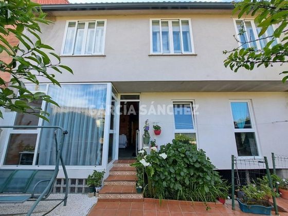 Foto 2 de Casa en venda a calle Rianxiño de 4 habitacions amb garatge i jardí