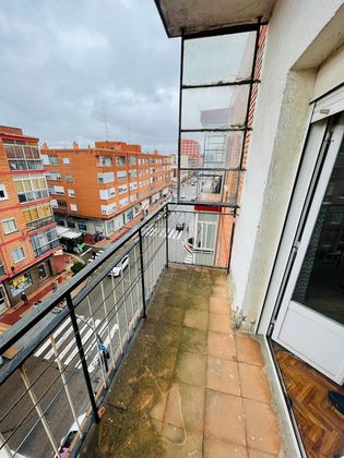 Foto 2 de Piso en venta en Delicias de 3 habitaciones con balcón
