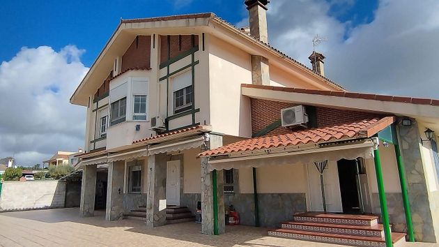 Foto 1 de Xalet en venda a Malpartida de Cáceres de 5 habitacions amb piscina i garatge