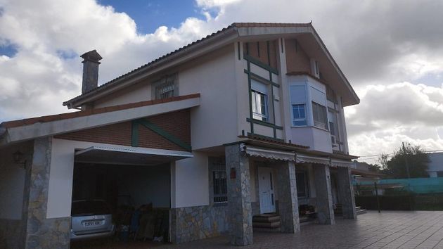 Foto 2 de Xalet en venda a Malpartida de Cáceres de 5 habitacions amb piscina i garatge