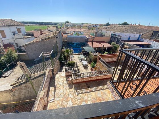 Foto 2 de Casa adossada en venda a Zuera de 6 habitacions amb terrassa i piscina
