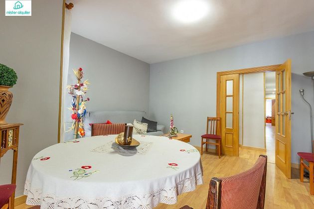 Foto 2 de Pis en lloguer a calle Tomas Capelo de 3 habitacions amb mobles i aire acondicionat