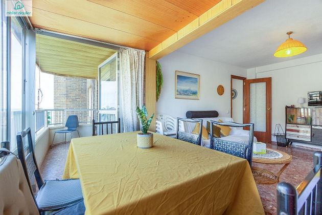 Foto 2 de Piso en alquiler en Campello Playa de 3 habitaciones con terraza y muebles