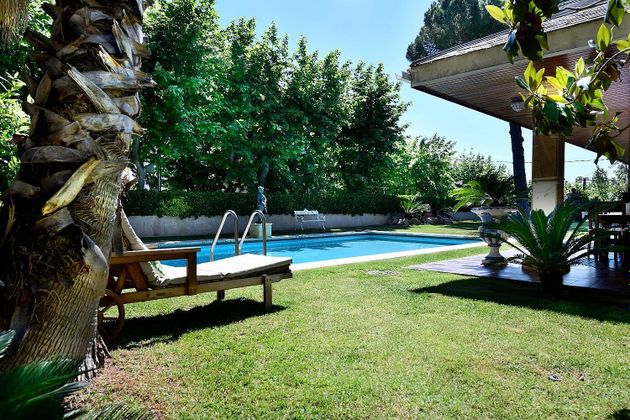 Foto 1 de Venta de chalet en Tiana de 9 habitaciones con terraza y piscina