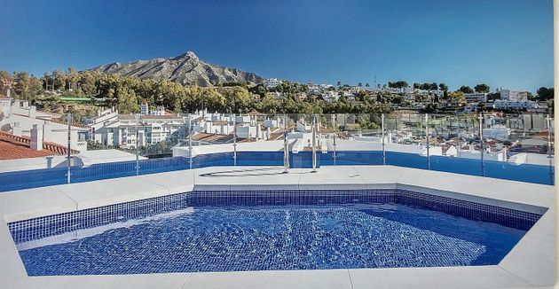 Foto 1 de Àtic en lloguer a Nueva Andalucía centro de 3 habitacions amb terrassa i piscina