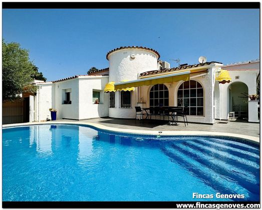 Foto 2 de Xalet en venda a calle Montseny de 3 habitacions amb terrassa i piscina