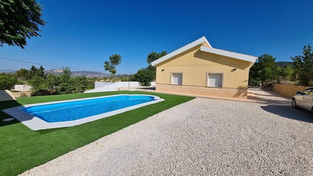 Foto 1 de Chalet en venta en Monóvar/Monòver de 5 habitaciones con terraza y piscina