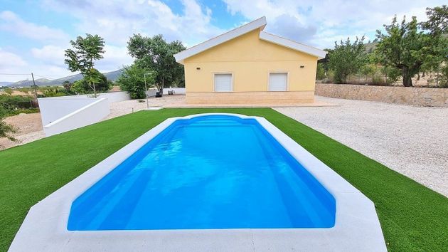 Foto 2 de Chalet en venta en Monóvar/Monòver de 5 habitaciones con terraza y piscina