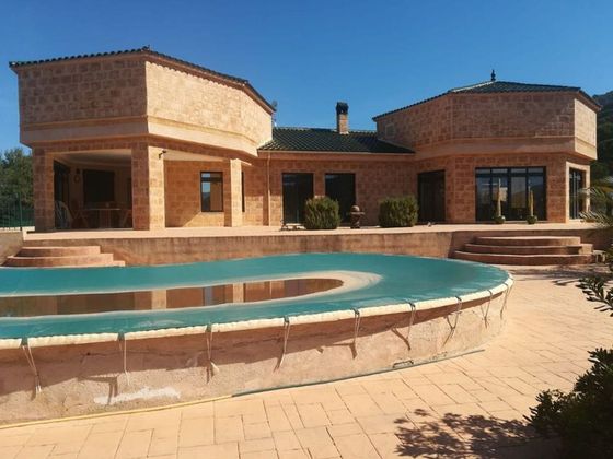 Foto 1 de Chalet en venta en Biar de 2 habitaciones con terraza y piscina