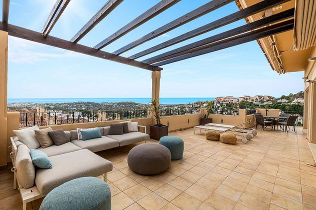 Foto 1 de Àtic en venda a urbanización Nueva Andalucia K de 4 habitacions amb terrassa i piscina