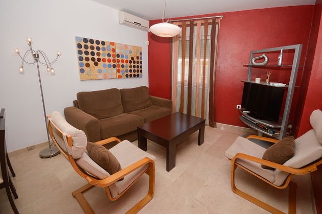 Foto 2 de Alquiler de piso en calle Vendimiadores de 2 habitaciones con muebles y aire acondicionado