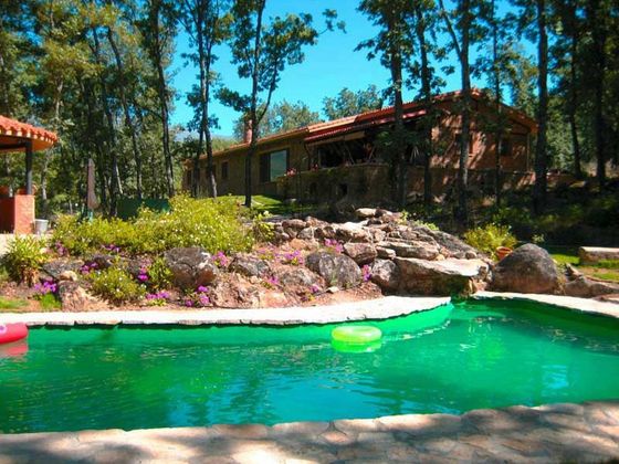 Foto 1 de Casa rural en venda a Cuacos de Yuste de 5 habitacions amb terrassa i piscina