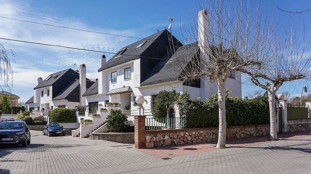Foto 1 de Casa adossada en venda a El Pilar - Bripac de 6 habitacions amb terrassa i piscina